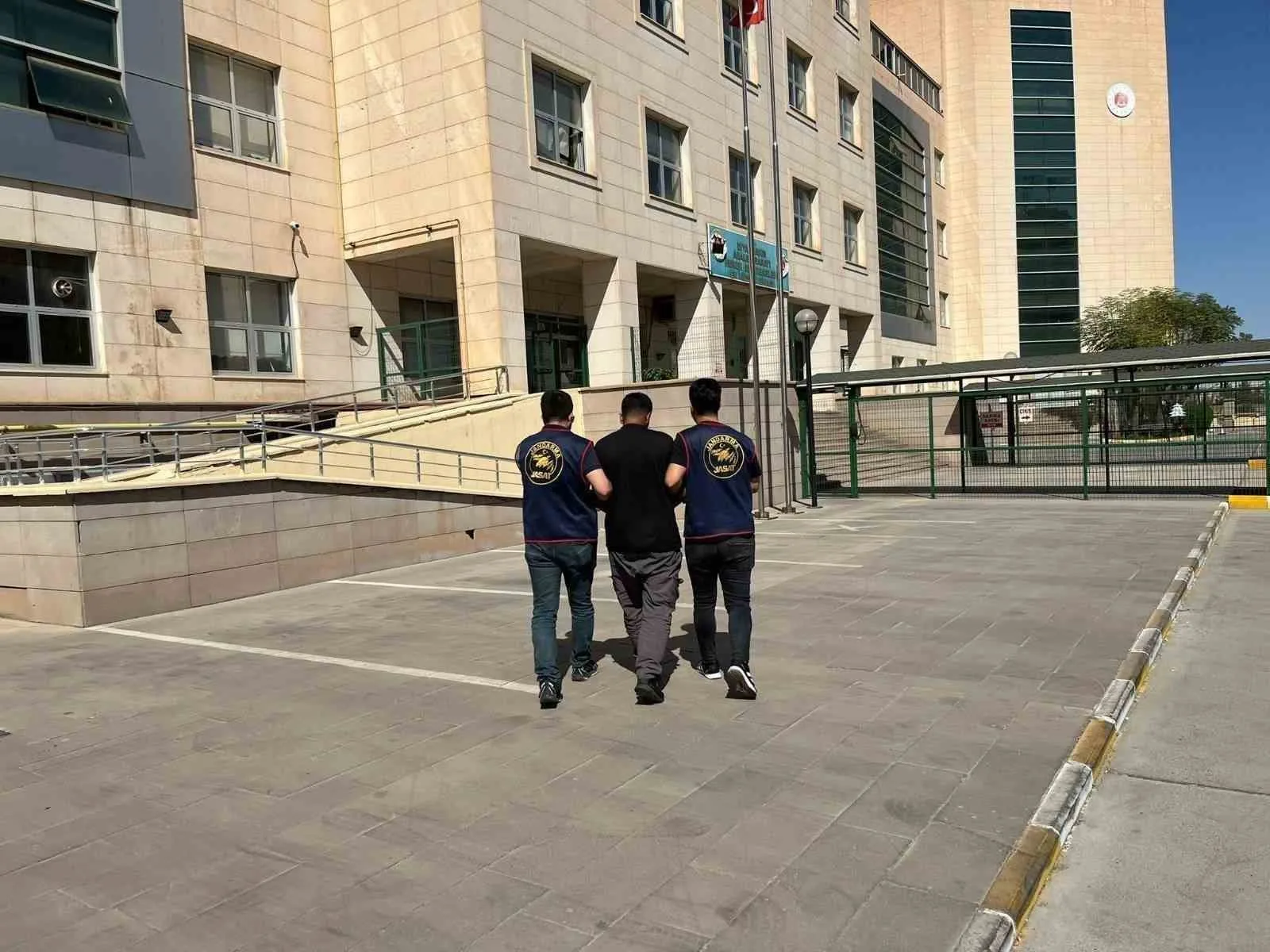 Diyarbakır’da jandarma ekiplerince düzenlenen operasyonlarda, haklarında kesinleşmiş hapis cezası bulunan