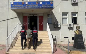 Diyarbakır’da jandarma ekiplerince düzenlenen operasyonlarda haklarında kesinleşmiş hapis cezası bulunan