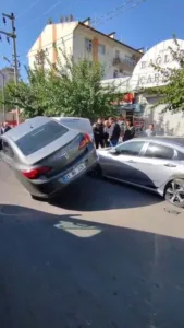 Diyarbakır’ın Bağlar ilçesinde sürücüsünün direksiyon hakimiyetini kaybettiği otomobil, park halinde