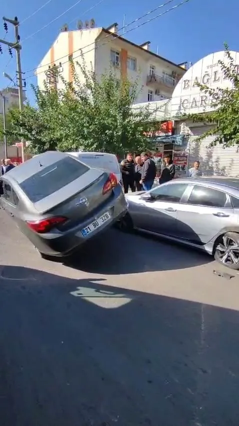 Diyarbakır’ın Bağlar ilçesinde sürücüsünün direksiyon hakimiyetini kaybettiği otomobil, park halinde