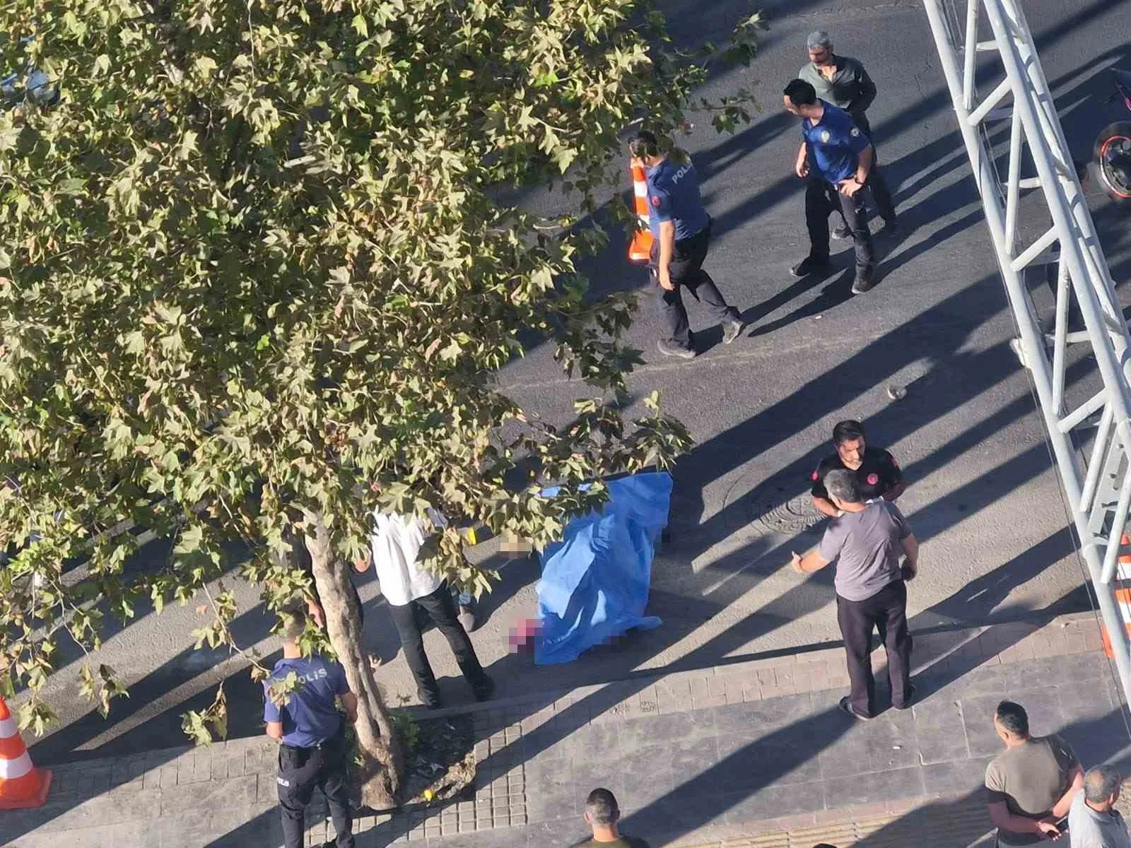 Diyarbakır’ın Bağlar ilçesinde kaldırımda silahlı saldırıya uğrayan kişi hayatını kaybetti.