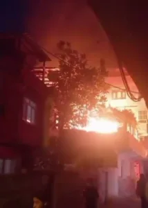 Diyarbakır’ın Bağlar ilçesinde 2 katlı bina, çıkan yangında kullanılamaz hale