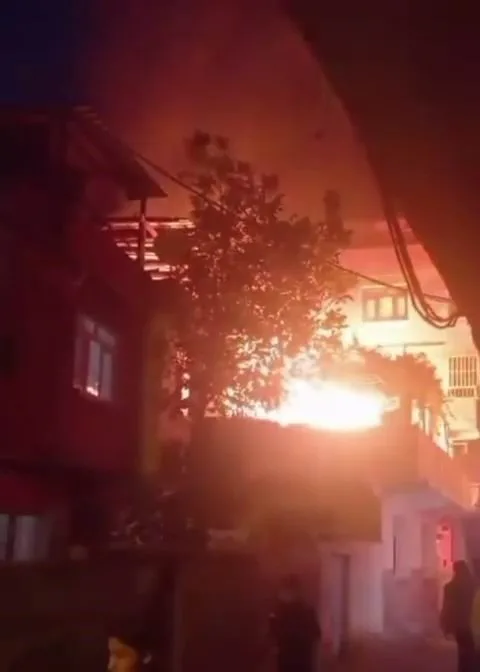Diyarbakır’ın Bağlar ilçesinde 2 katlı bina, çıkan yangında kullanılamaz hale