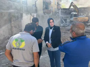 Diyarbakır’ın Bağlar ilçesi Muradiye Mahallesi’ndeki metruk binalar, muhtarın mücadeleleri sonucu