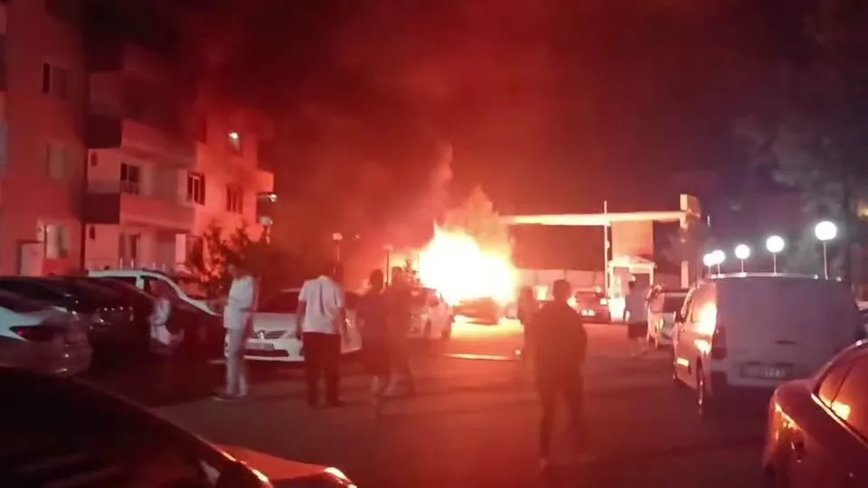 Diyarbakır’ın Yenişehir ilçesinde park halindeki araç, alev topuna döndü. Olay,