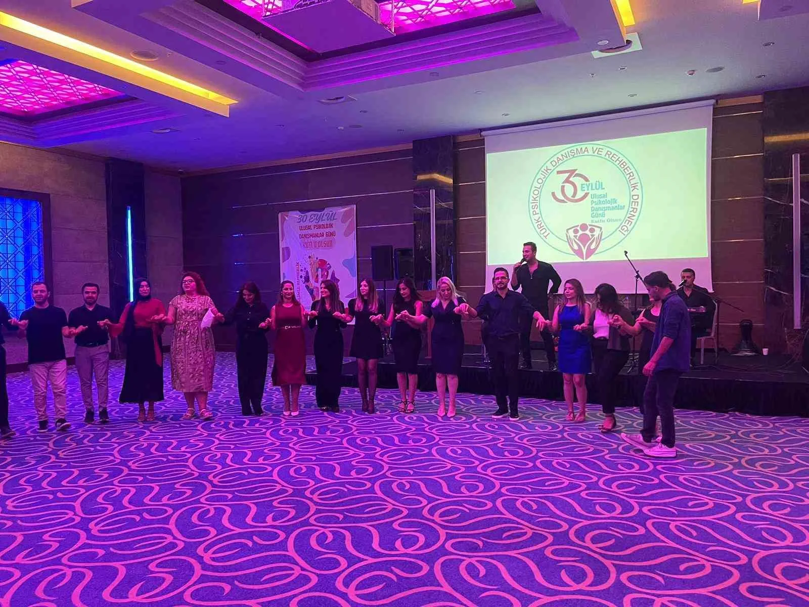 Diyarbakır’da, 30 Eylül Psikolojik Danışmanlar Günü kapsamında bir otelde anlamlı