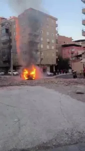 Diyarbakır’ın Bağlar ilçesinde seyir halindeki bir araç, alev alarak yanmaya