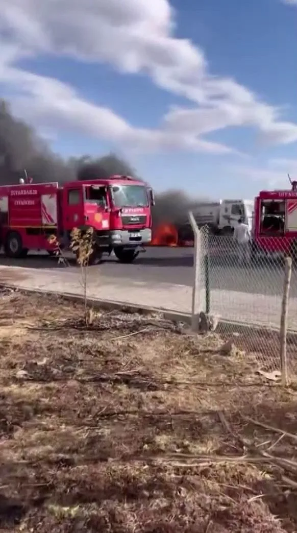 Diyarbakır’da seyir halindeyken alev alan kamyon kullanılamaz hale geldi. Olay,