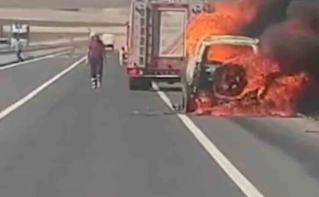 Diyarbakır’ın Çınar ilçesinde seyir halindeyken alev alan cip küle döndü.