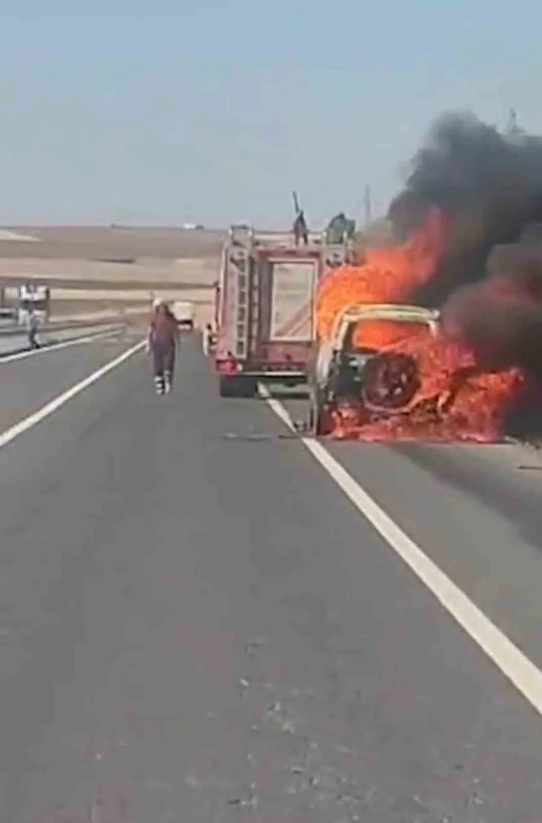 Diyarbakır’ın Çınar ilçesinde seyir halindeyken alev alan cip küle döndü.