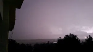 Diyarbakır merkezde gece saatlerinde gökyüzü adeta aydınlandı. Şiddetli gök gürültüsü