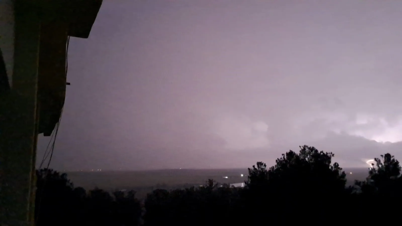 Diyarbakır merkezde gece saatlerinde gökyüzü adeta aydınlandı. Şiddetli gök gürültüsü