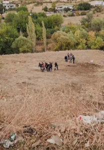 Diyarbakır’ın Çermik ilçesinde tarlada bir kişi ağaca asılı halde ölü