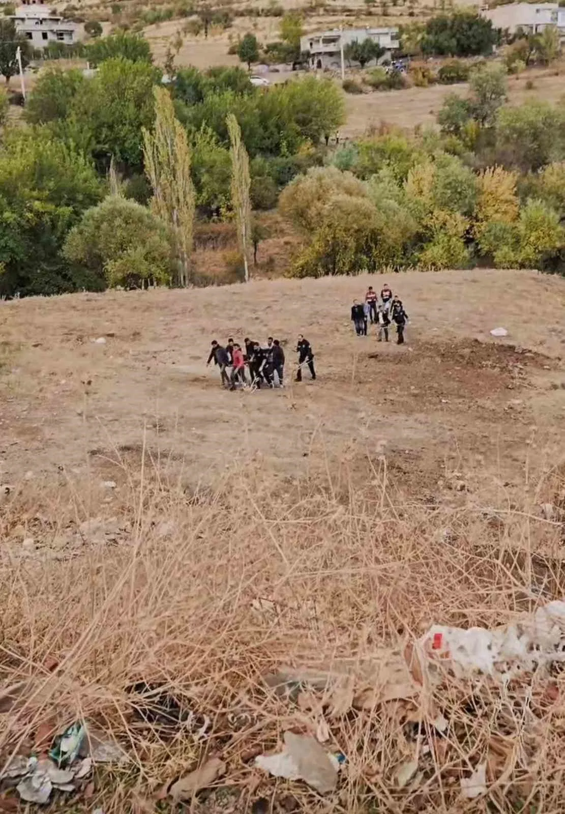 Diyarbakır’ın Çermik ilçesinde tarlada bir kişi ağaca asılı halde ölü