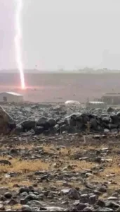 Diyarbakır’ın Ergani ilçesine bağlı Gülpınar köyünde yakın mesafeye yıldırım düşme