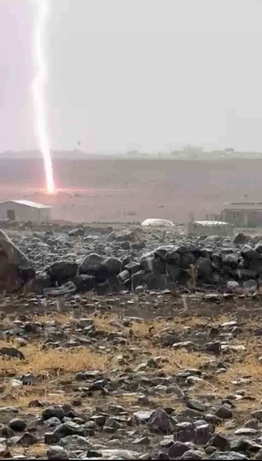 Diyarbakır’ın Ergani ilçesine bağlı Gülpınar köyünde yakın mesafeye yıldırım düşme