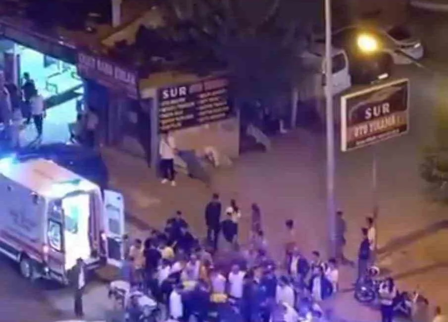 Diyarbakır’ın Silvan ilçesinde yolun karşısına geçmeye çalışan kadına motosiklet çarptı.