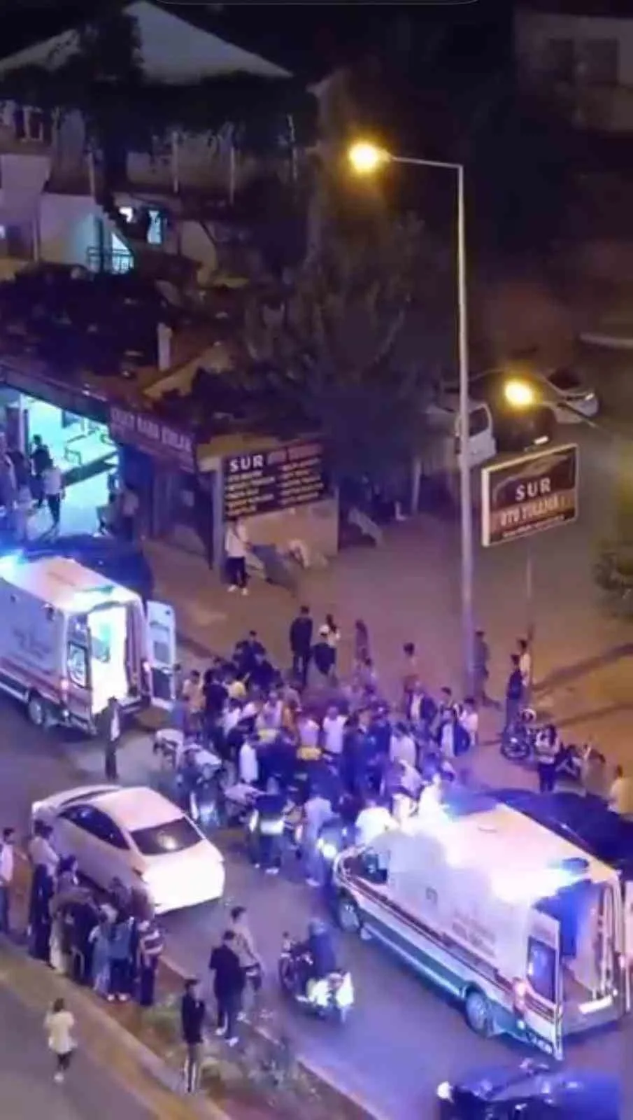 Diyarbakır’ın Silvan ilçesinde yolun karşısına geçmeye çalışan kadına motosiklet çarptı.