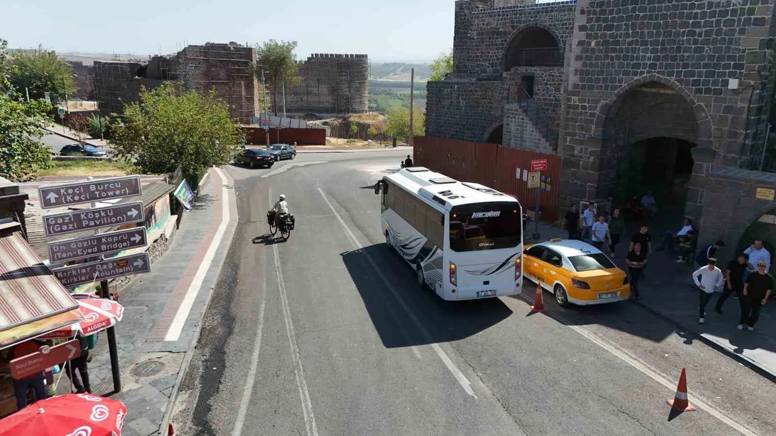 Ankara’da yaşayan 30 yaşındaki Burak Özbek, doğum gününde radikal bir