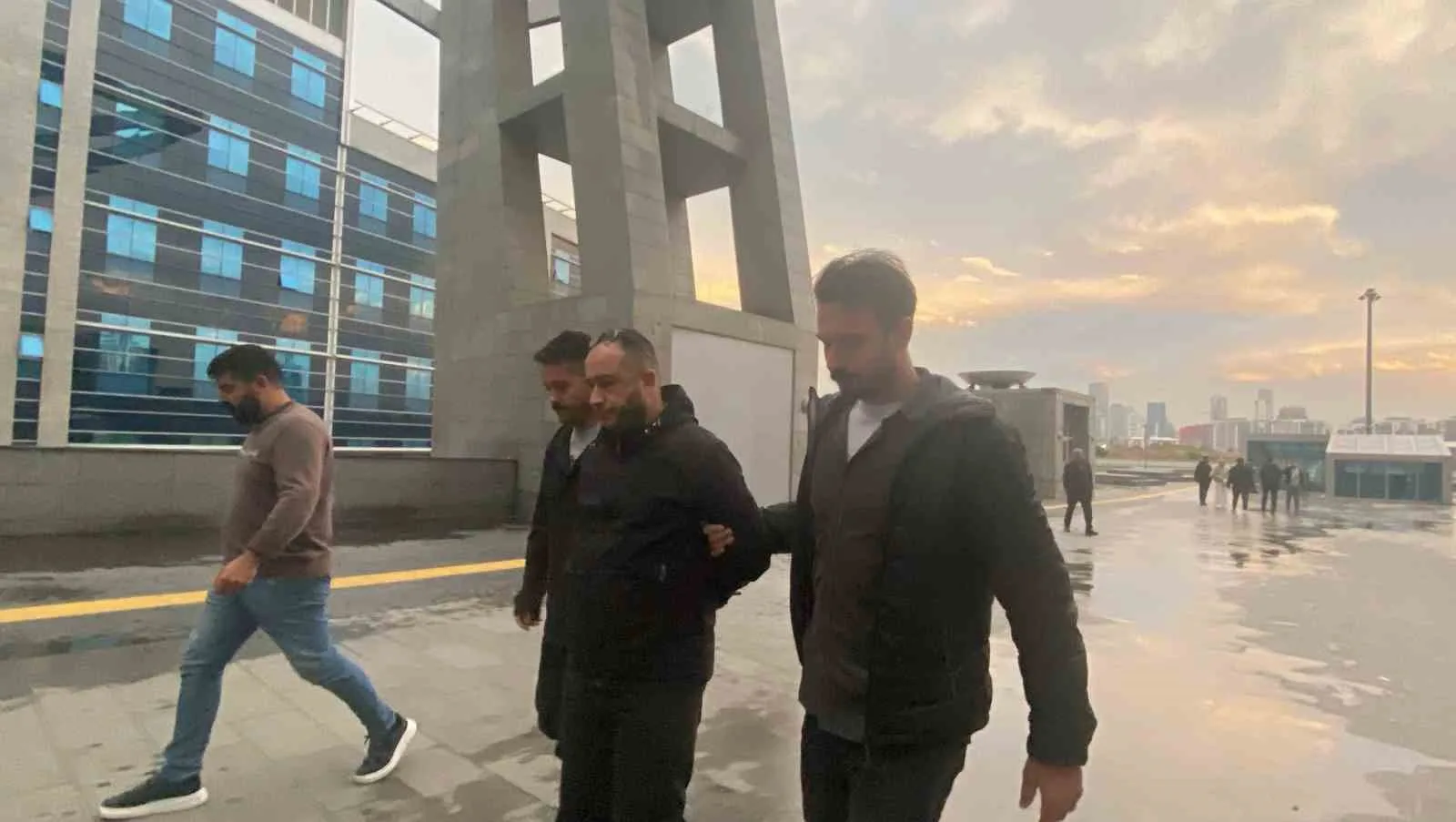 İstanbul’da daha önce ’dolandırıcılık’ suçundan suçüstü yapılarak tutuklanan avukat, girdiği