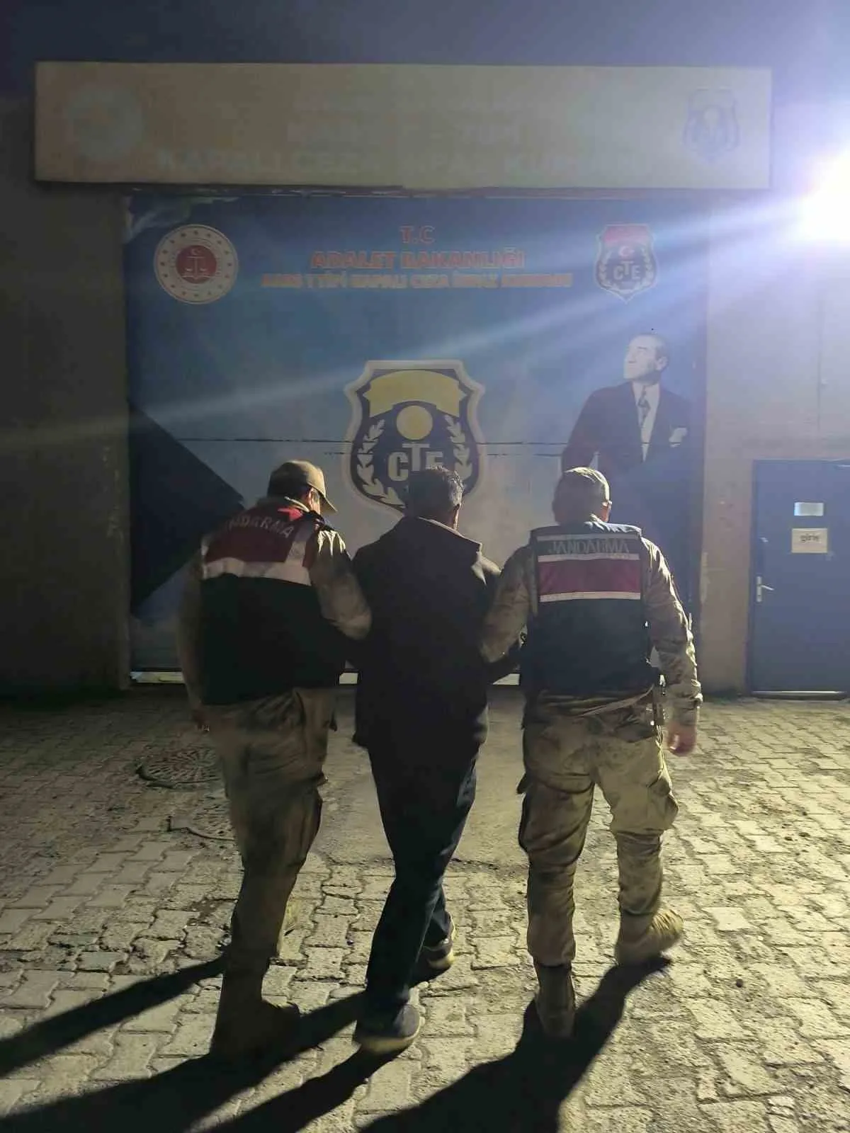 Kars’ta hakkında dolandırıcılık suçundan kesinleşmiş hapis cezası bulunan 1 kişi