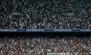 Beşiktaşlı taraftarlar, Gençlerbirliği müsabakasında David Jurasek, Jonas Svensson ve kaleci