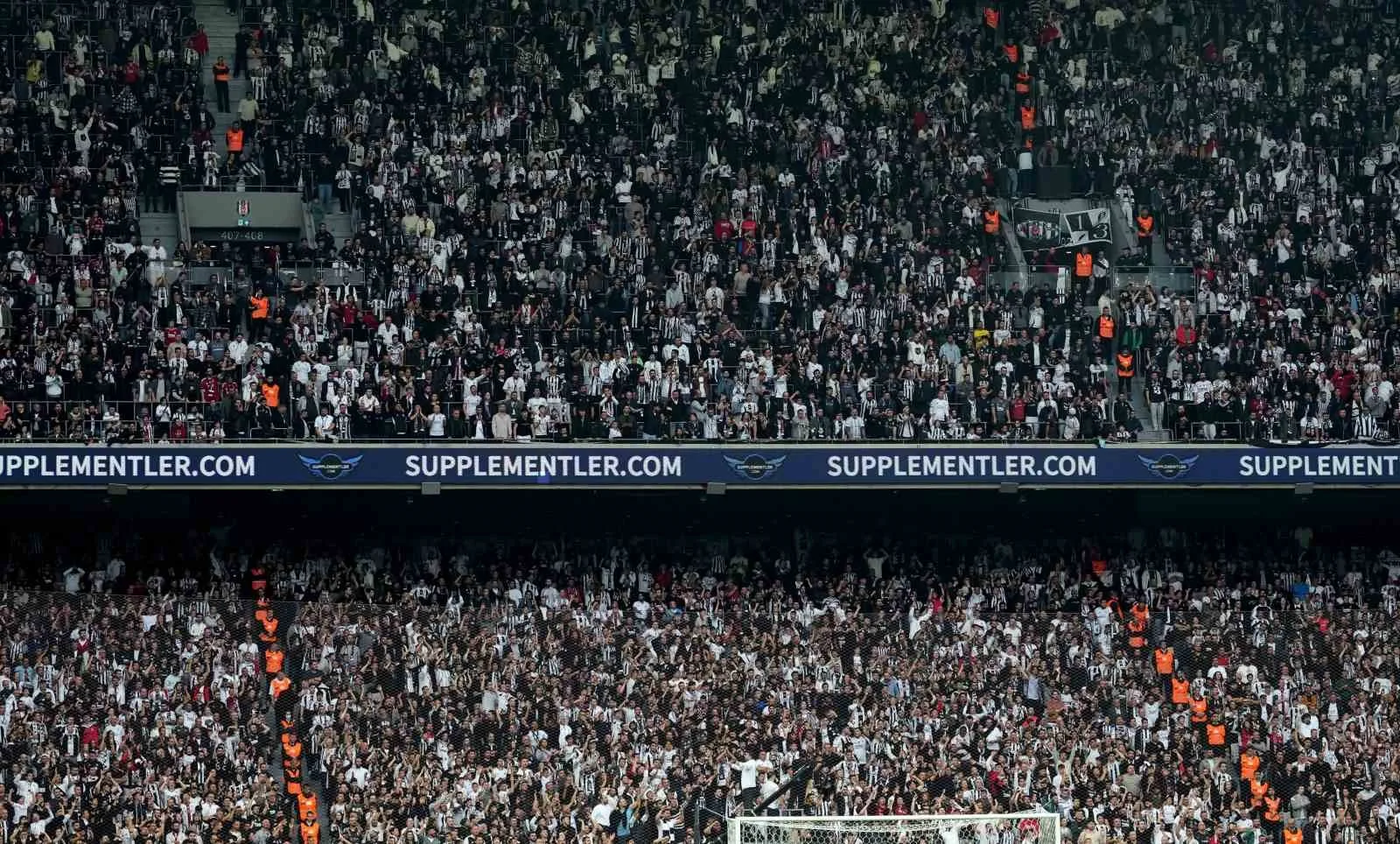 Beşiktaşlı taraftarlar, Gençlerbirliği müsabakasında David Jurasek, Jonas Svensson ve kaleci