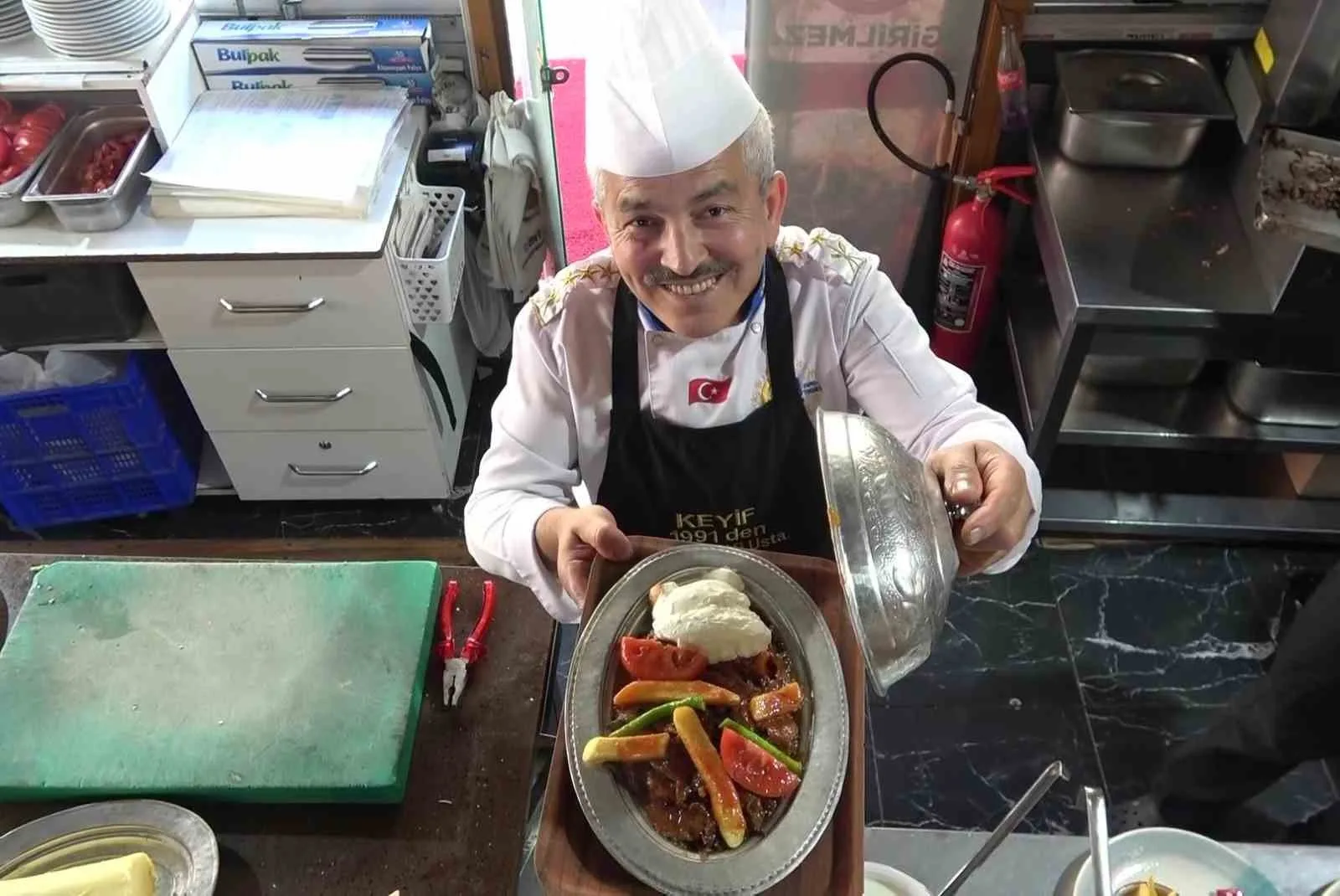 Amasya’da ‘çılgın dönerci’ diye bilinen döner ustası Lütfi Kol, çalıştığı