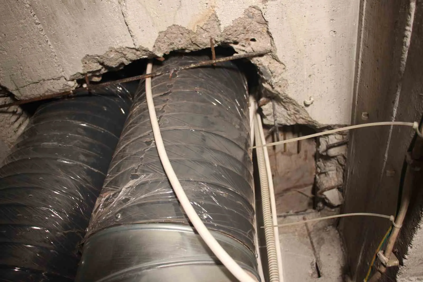 Aydın’ın Efeler ilçesi Kurtuluş Mahallesi’nde bulunan Büyük Menderes Apartmanlarının zemin