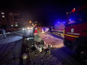 Hatay’da aydınlatma direğine çarparak takla atan otomobilin sürücüsü yaralandı. Kaza;