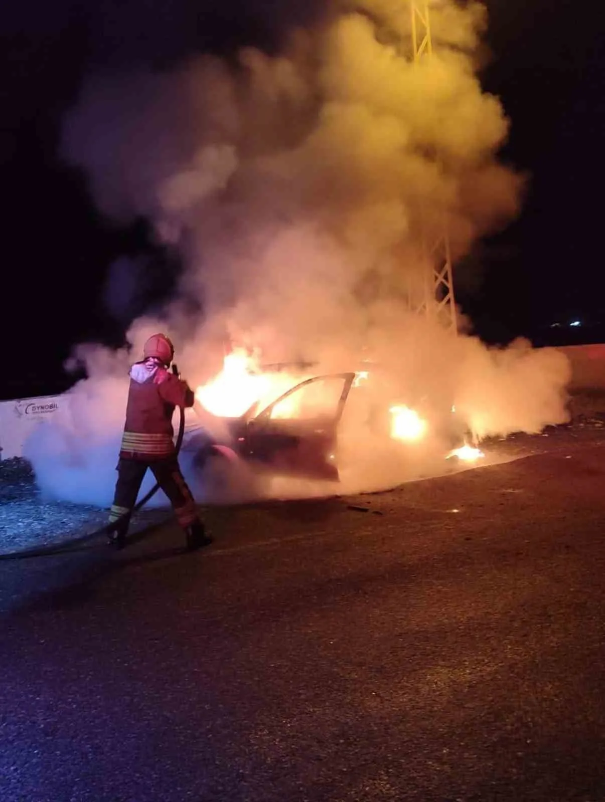 Hatay’da alevlere teslim olan otomobil yanarak kullanılmaz hale geldi. Yangın,