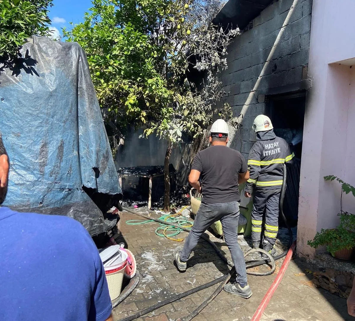 Hatay’da züccaciye deposunda çıkan yangında iş yerinde hasar oluştu. Yangın,