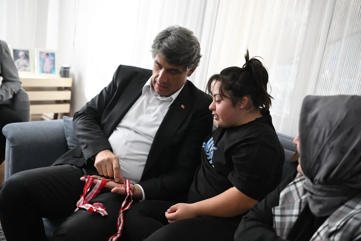 Kocaeli’nin Kartepe ilçesinde yaşayan 15 yaşındaki down sendromlu Elanur Gençoğlu,