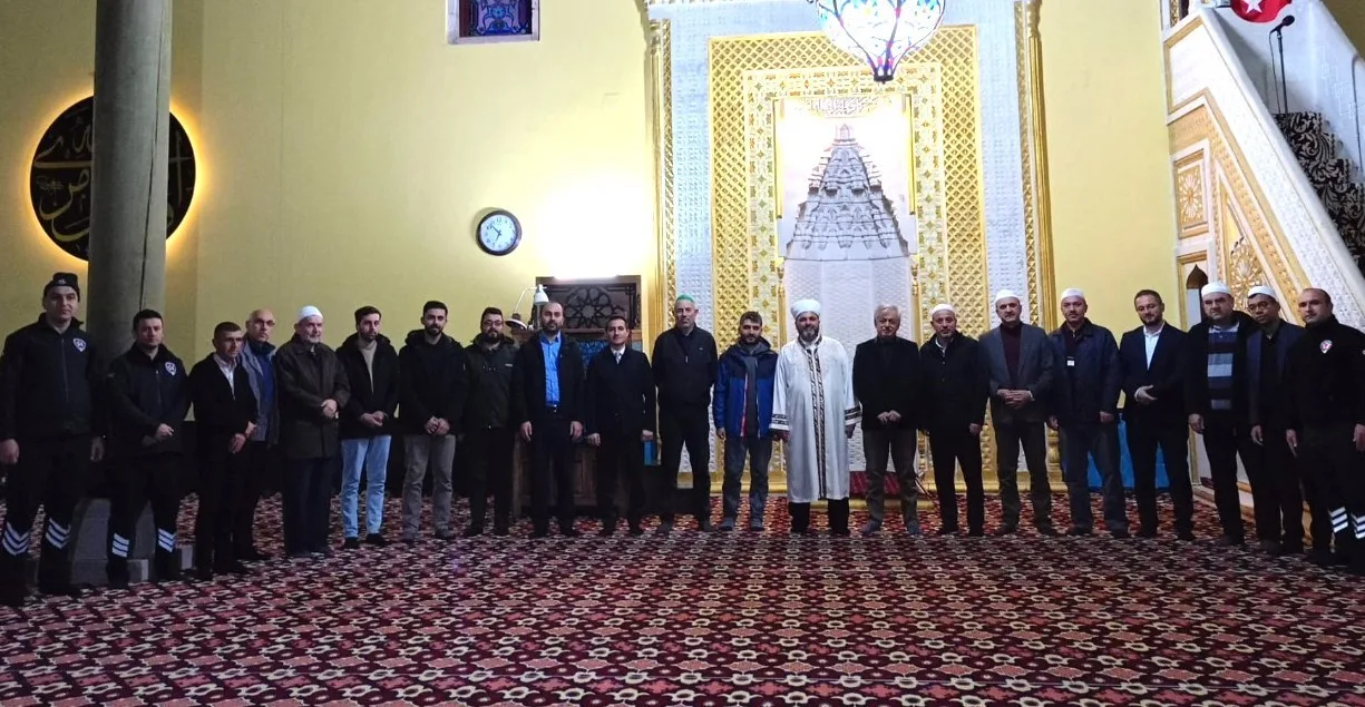 Kütahya Dumlupınar Üniversitesi (DPÜ) Vakıf Camii’nde üniversite öğrencileri sabah namazında