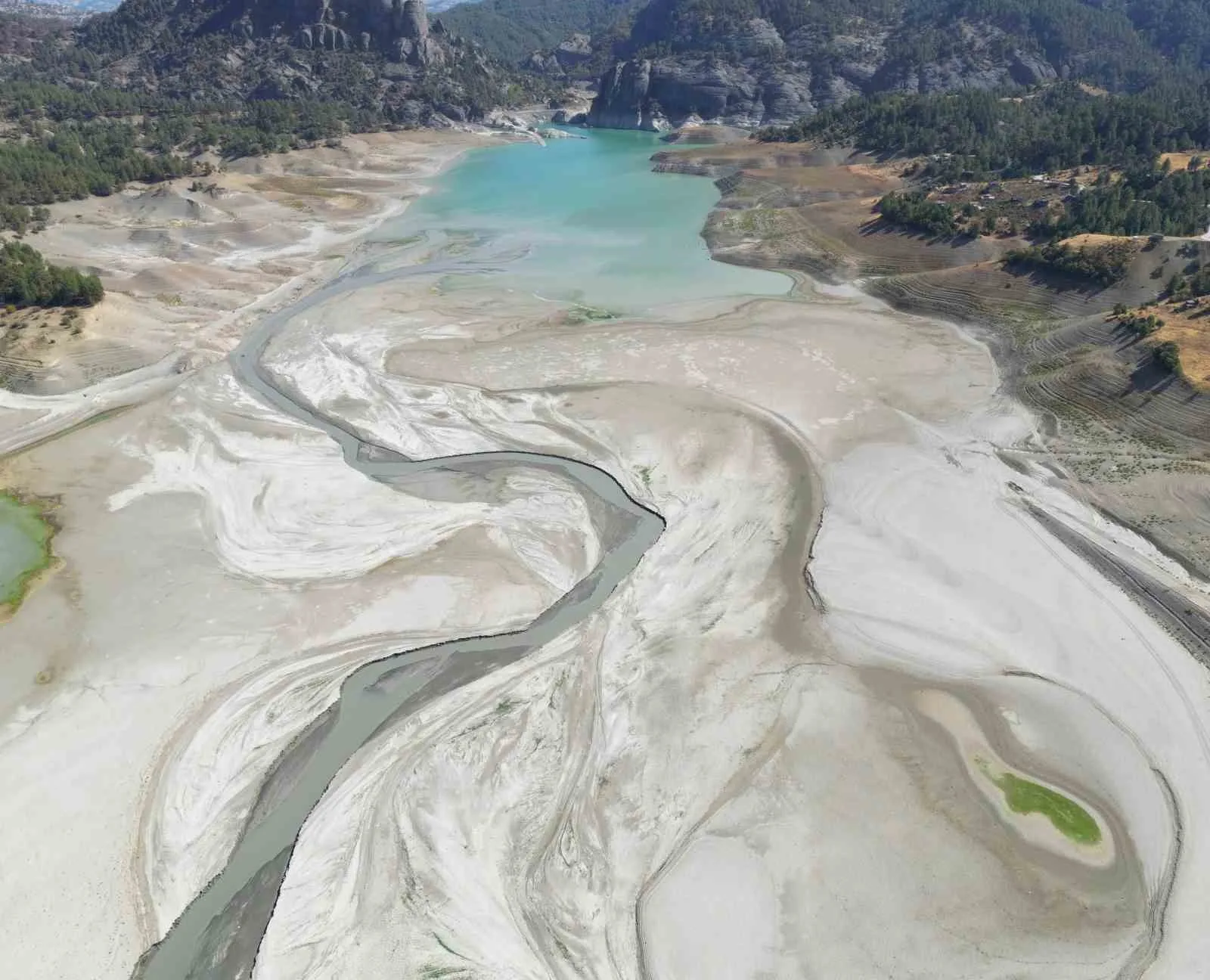 Kahramanmaraş’ta sıcak yaz mevsimi ve yağışların azlığı nedeniyle Menzelet Barajı’ndaki