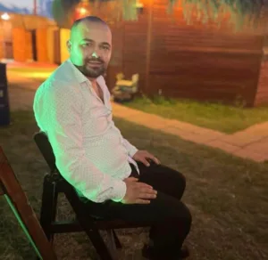 Sakarya’nın Adapazarı ilçesi D-650 karayolunda yolun karşısına geçmeye çalışırken otomobilin