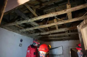 Denizli’de düğünde dağıtılacak çerezlerin ambalajlanması için bir araya gelen akrabaların