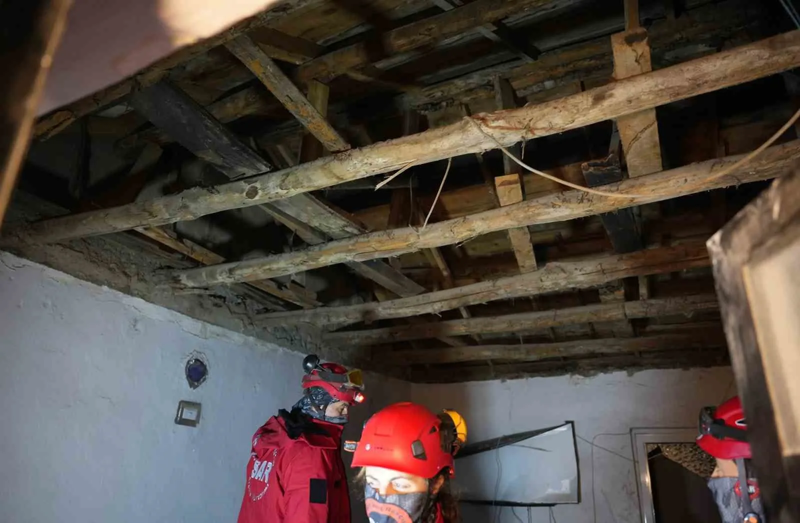 Denizli’de düğünde dağıtılacak çerezlerin ambalajlanması için bir araya gelen akrabaların