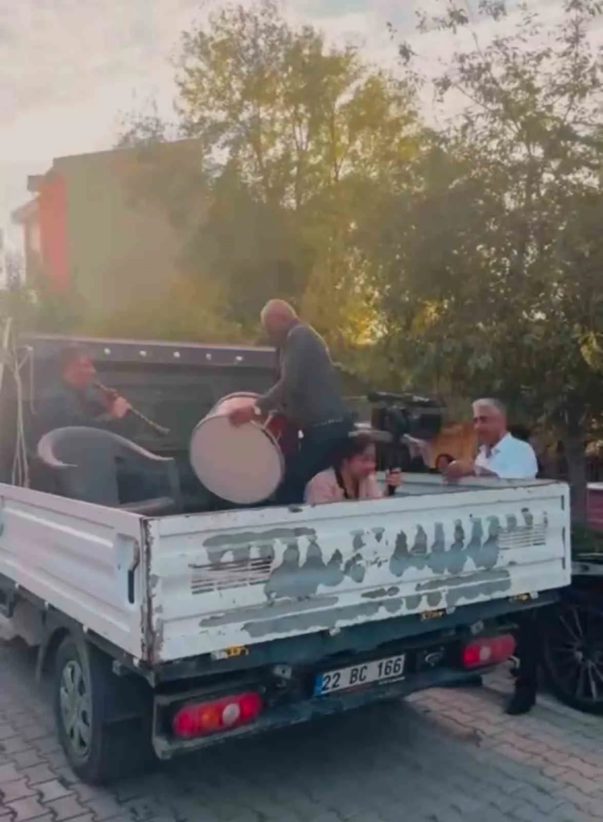 Edirne’de düğün alayında kamyonetin aniden hareket etmesi sonucu kamyonetin kasasındaki