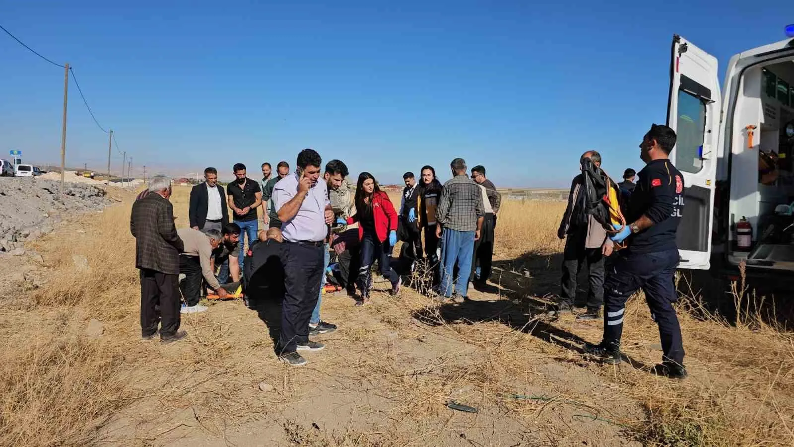 Bitlis’in Adilcevaz ilçesinde düğün konvoyunda yer alan bir otomobilin takla