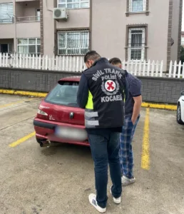 Kocaeli’de düğün konvoyunda abart egzozla çevreyi rahatsız eden sürücüye 10
