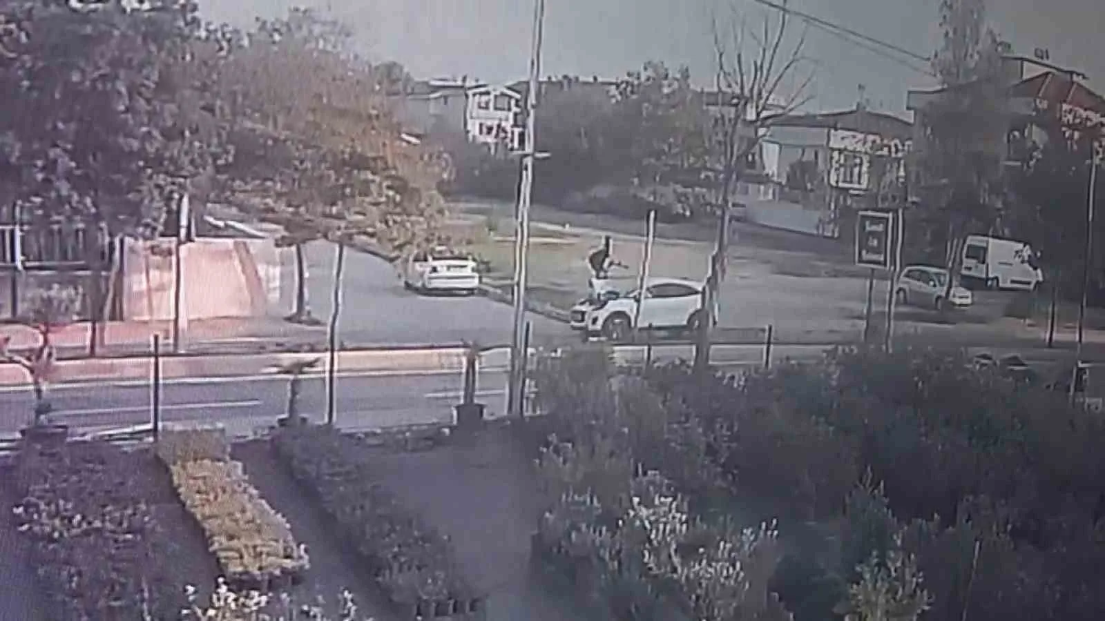 İstanbul’un Tuzla ilçesinde düğün için yer bakarken yolun karşısına geçmek