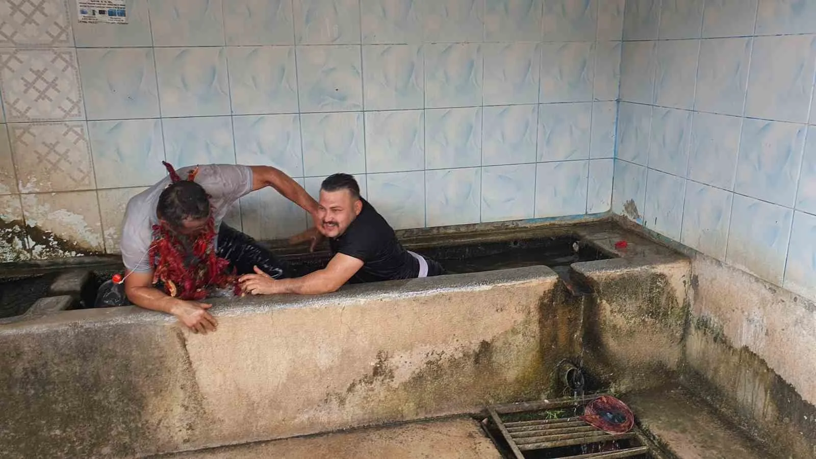 Manisa’nın Demirci ilçesinde düğüne geç katılan, yemek taşımayan ve oynamayan