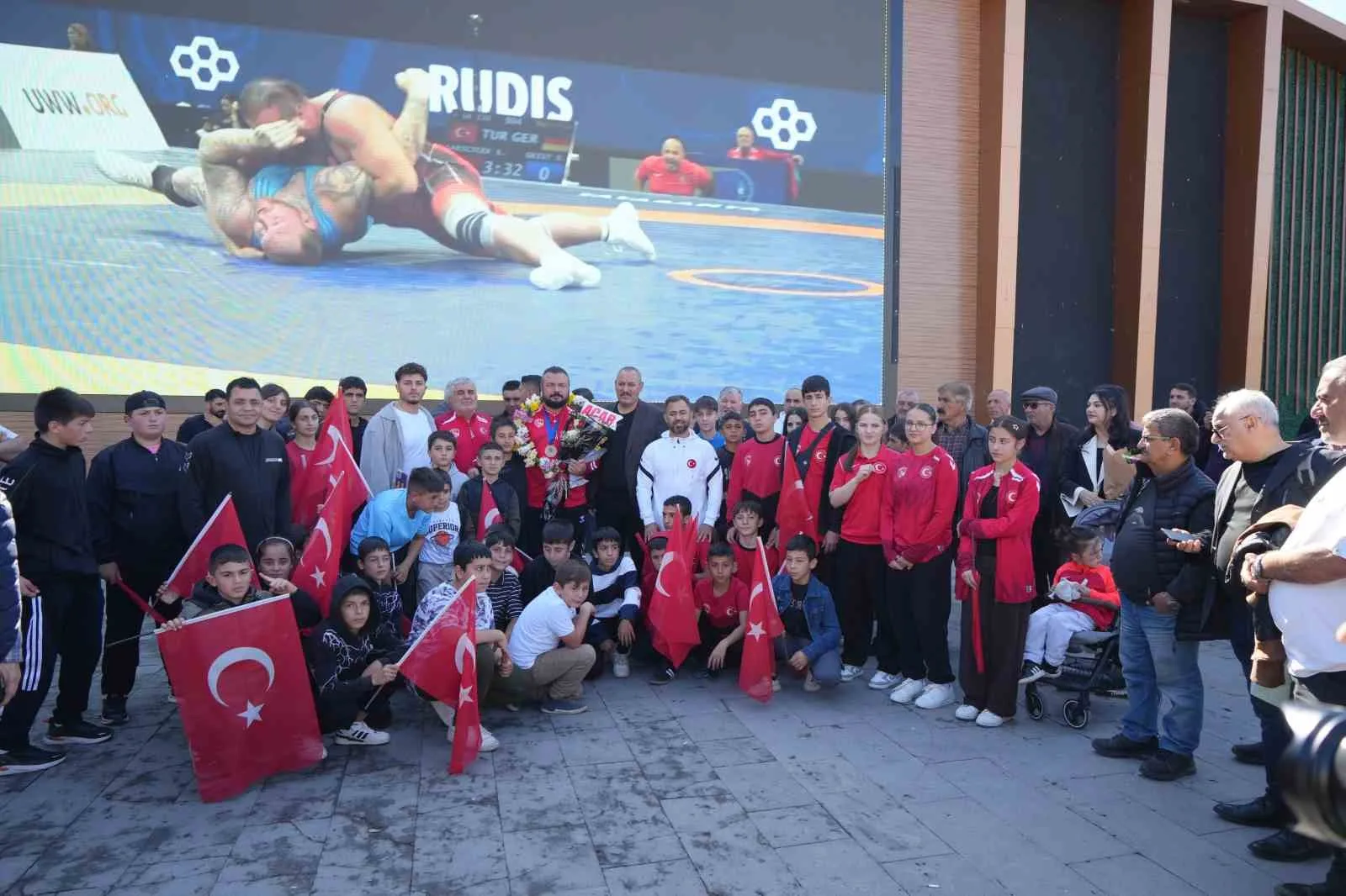 Erzincanlı milli güreşçi Serhat Sarıçiçek, 2025 Veteranlar Dünya Güreş Şampiyonası’nda