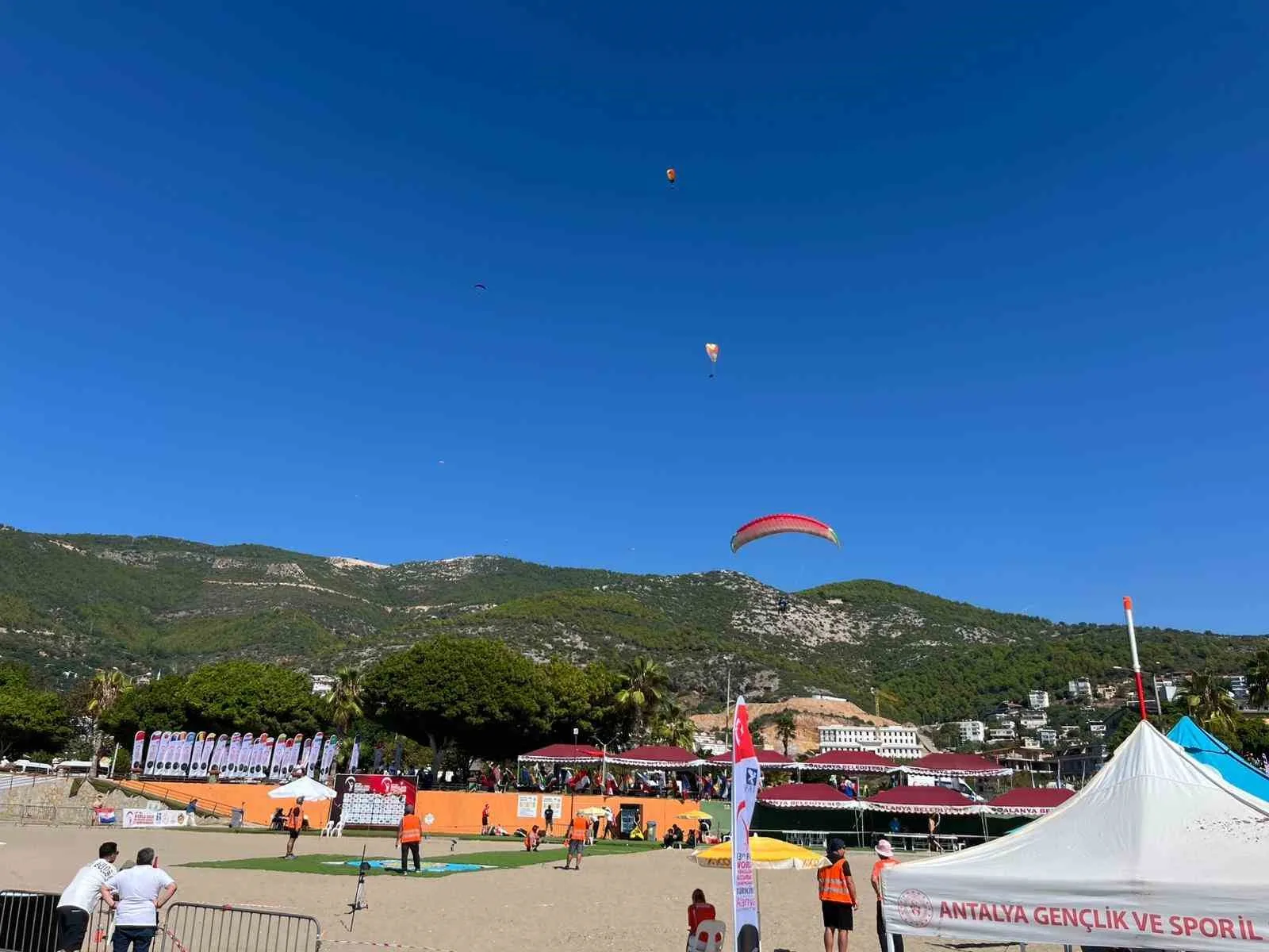 13. Dünya Yamaç Paraşütü Hedef Şampiyonası, Antalya’nın Alanya ilçesinde düzenleniyor.