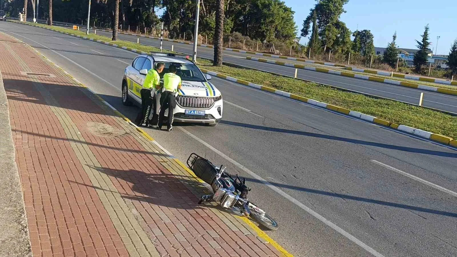 Antalya’nın Manavgat ilçesinde trafik polislerinin gözlerinin önünde motosikletin önünü kaldıran