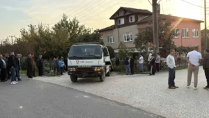 Düzce’de kontrolden çıkan hafif ticari aracın, önce durakta bekleyen kadın