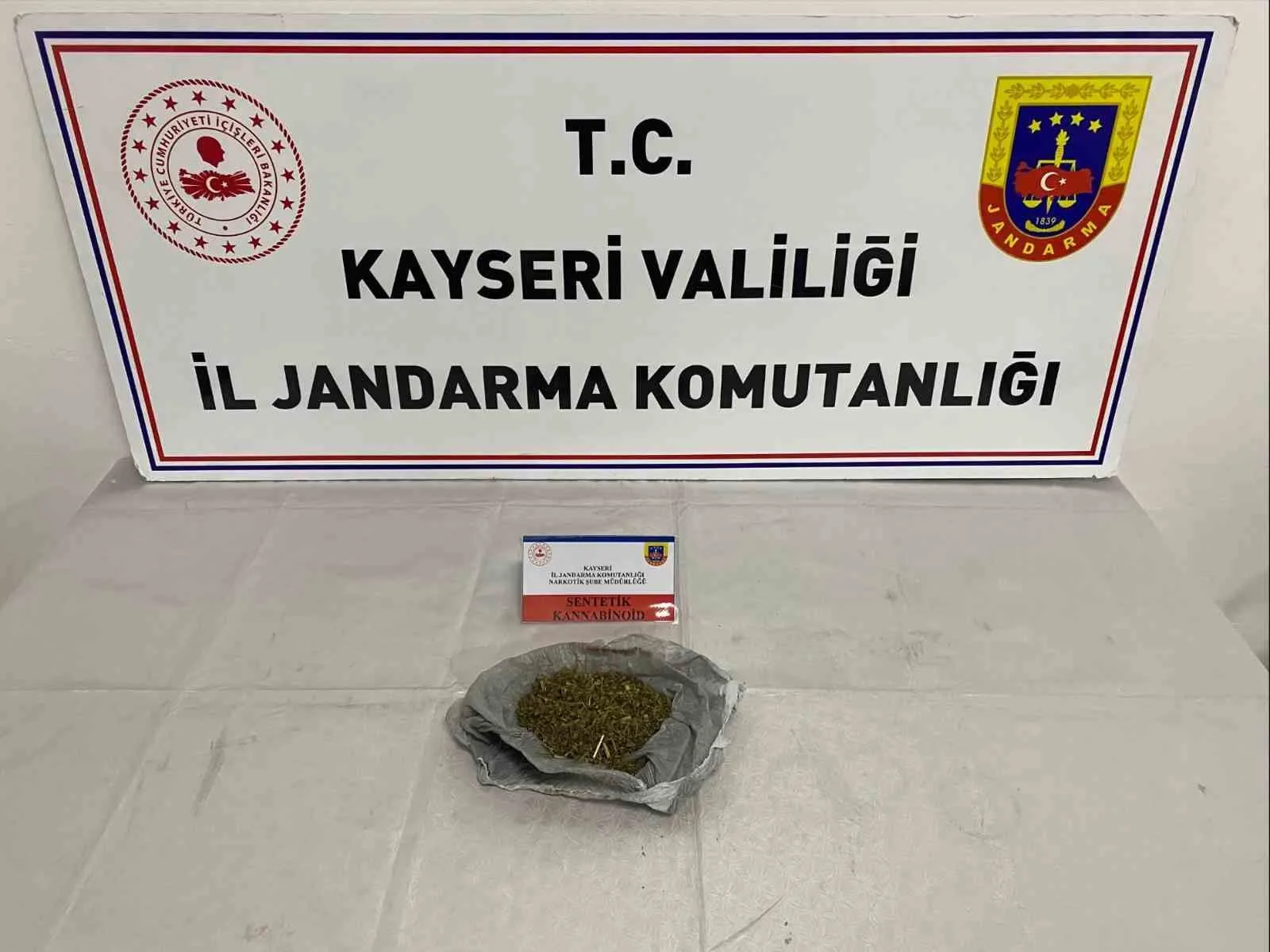 Kayseri’de jandarma ekipleri tarafından yapılan çalışmalarda; durdurulan bir şahsın üzerinden