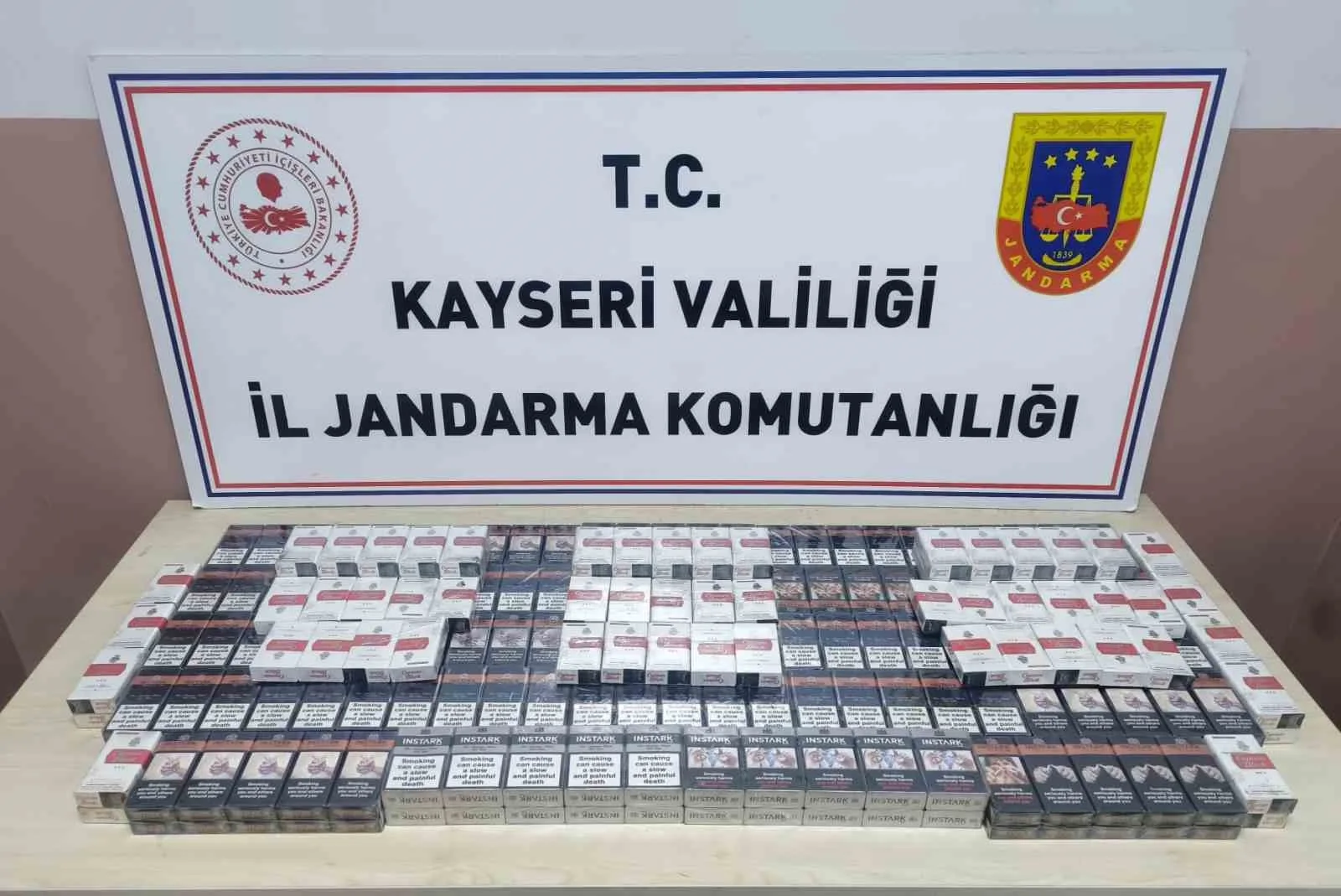Kayseri’de jandarma ekipleri tarafından yapılan çalışmalarda 320 paket kaçak sigara