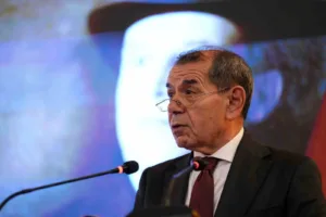 Galatasaray Başkanı Dursun Özbek, Galatasaray Lisesi anı defterinin kıymetli olduğunu